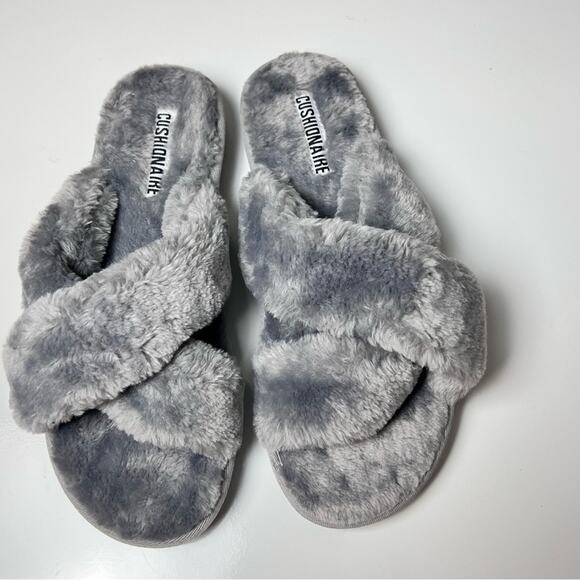 Cushionaire Women's Gray Faux Fur Style Slippers Sz 8 - Picture 2 of 7
